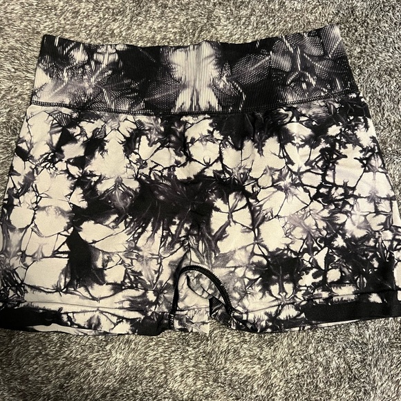 Marble butt scrunch workout shorts size L - Picture 3 of 4